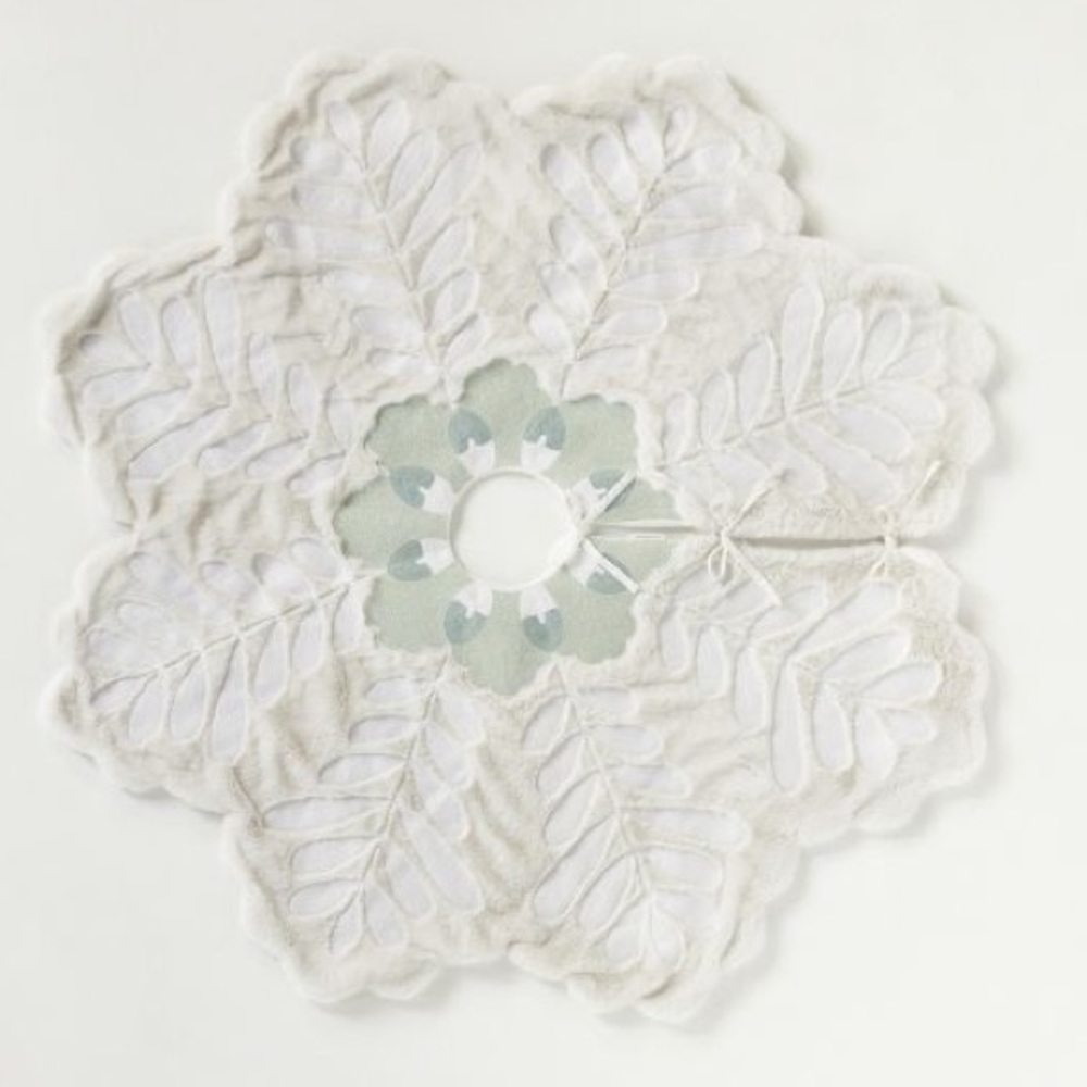 Faux Fur Snowflake Tree skirt - Picture 2 of 7